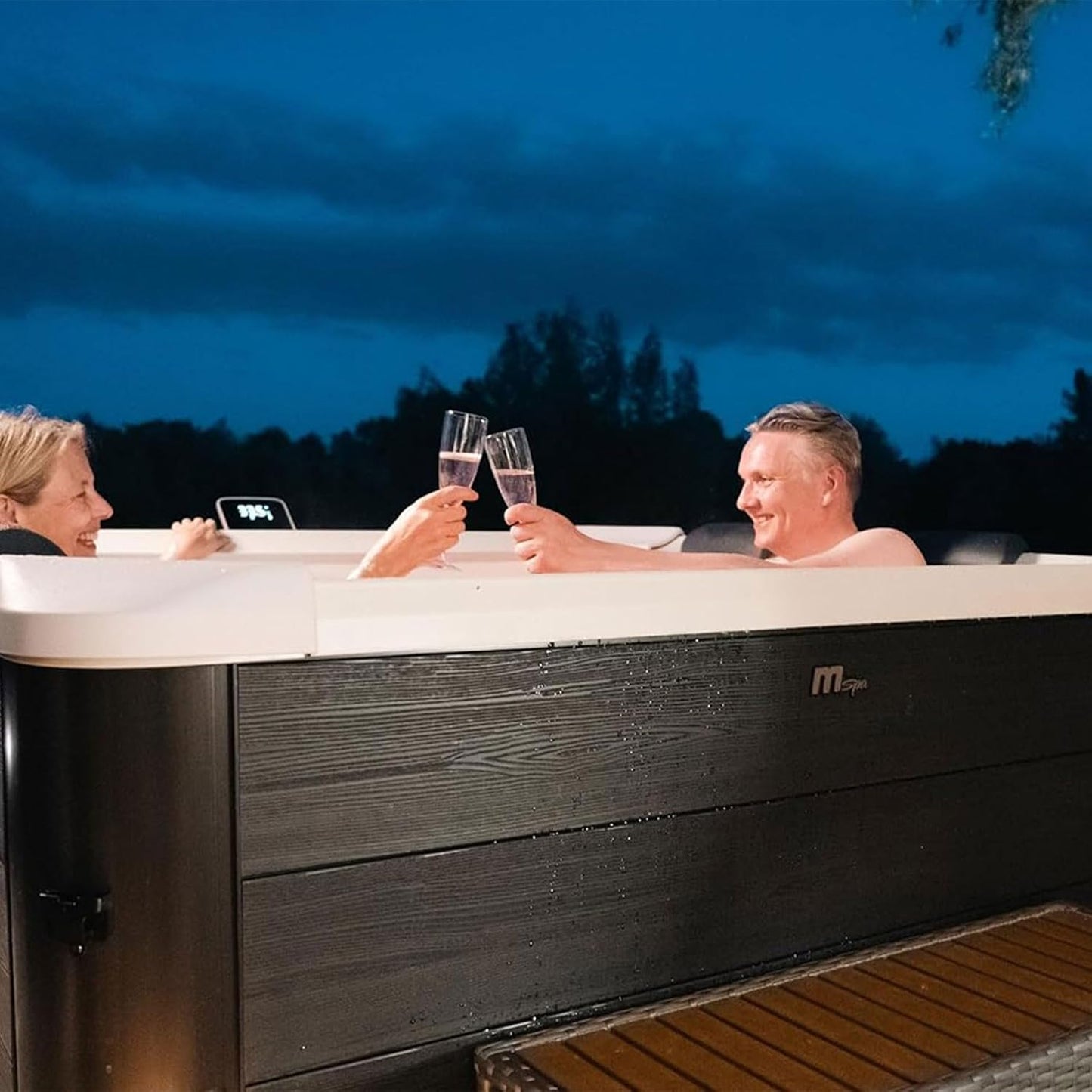 MSpa Square Hydro Jets Bubble Spa with Hard Exterior & Soft Lining Interior | 4 to 6 Person Hot Tub with 2 Covers (1 Standard and 1 Energy-Efficient Cover), Oslo